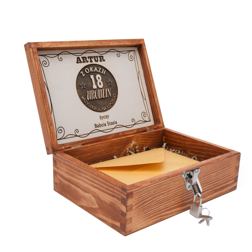 drewniana skrzynka na 18-urodziny z kłódką